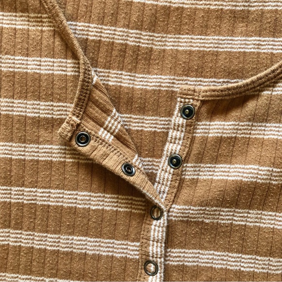 AE snap buttoned cropped shirt. - Picture 7 of 8